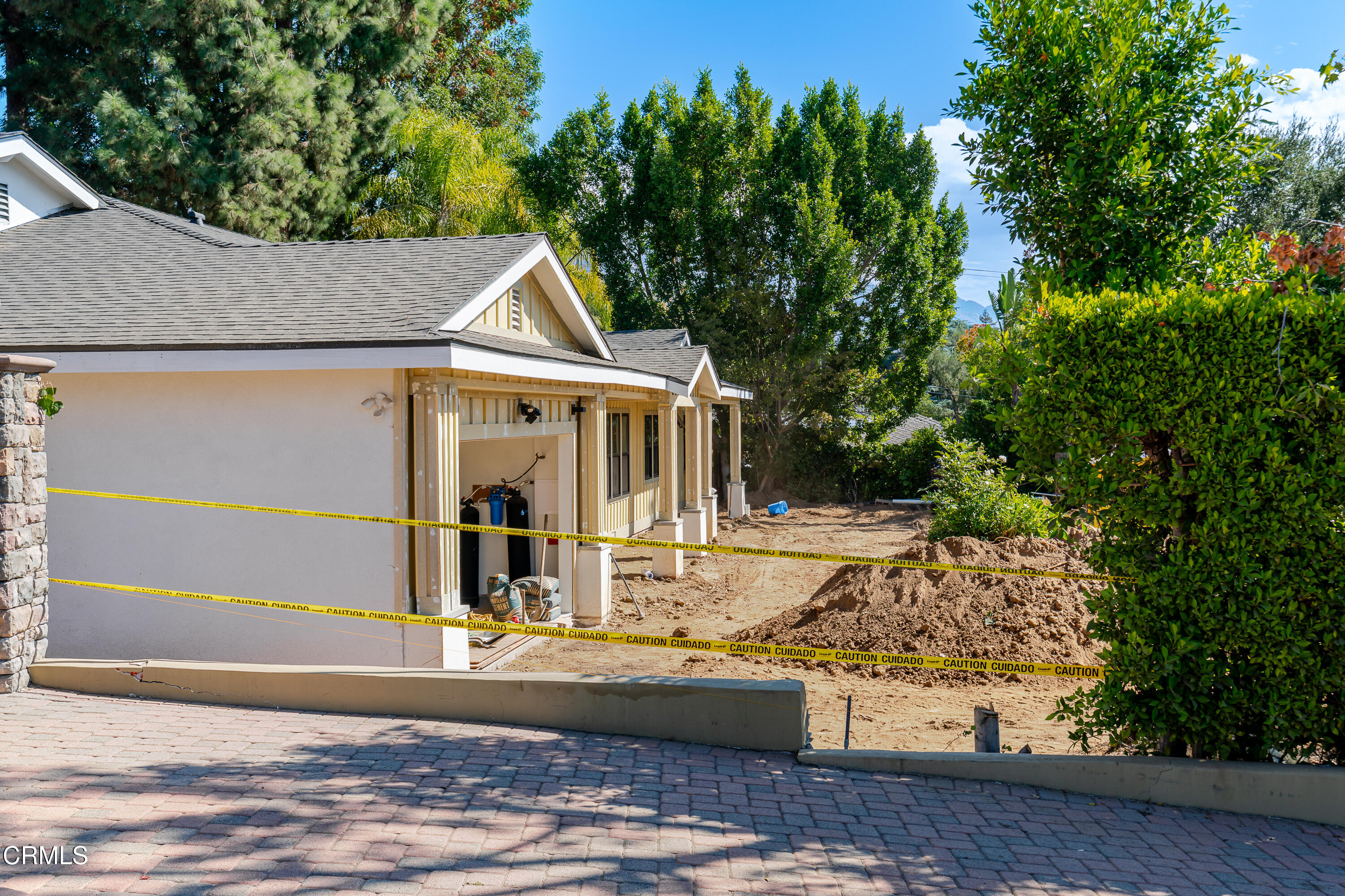 825 Chehalem Road La Canada Flintridge, CA 91011 - Photo 34 of 34 a front view of a house with garden
