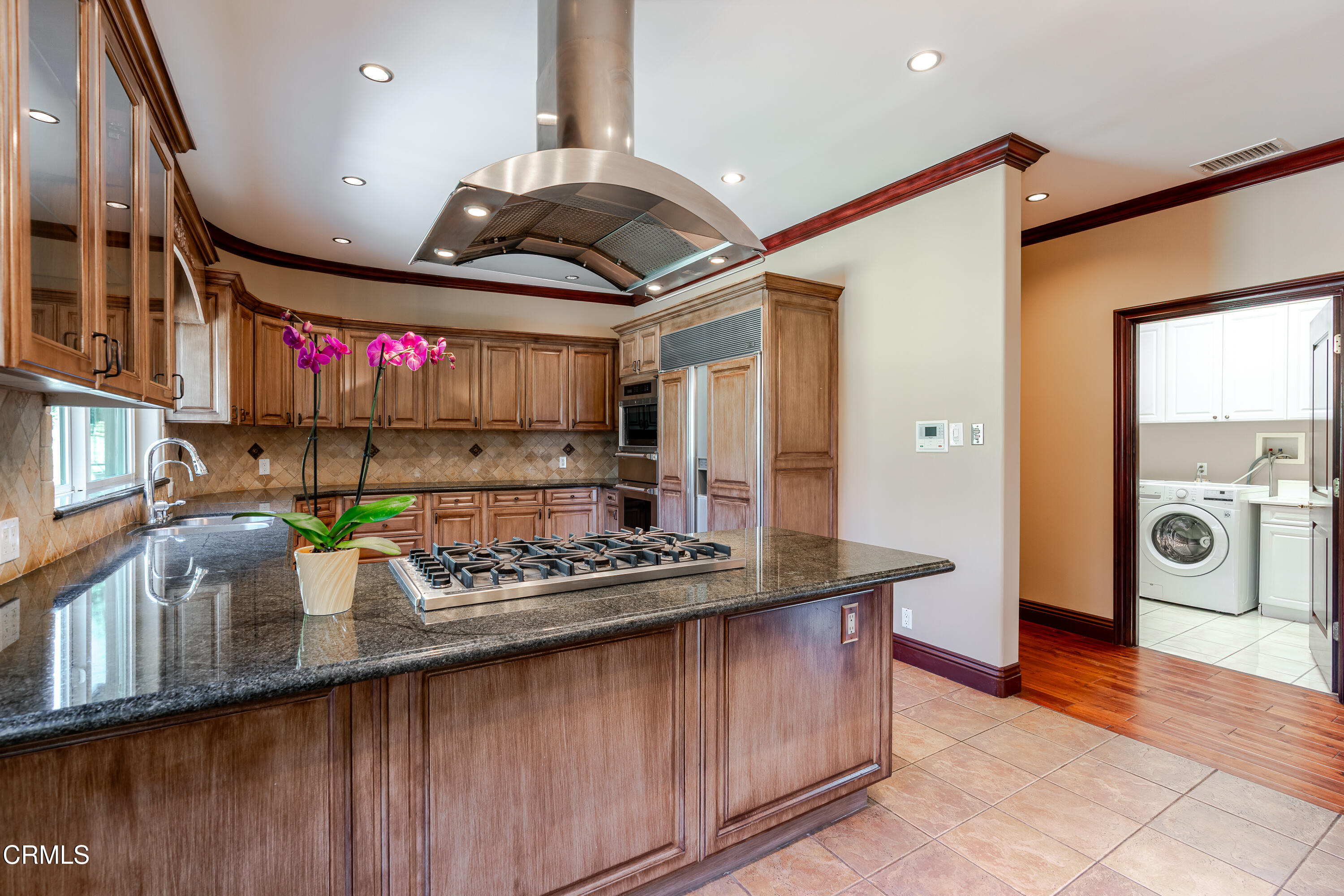 825 Chehalem Road La Canada Flintridge, CA 91011 - Photo 7 of 34 a kitchen with lots of counter top space
