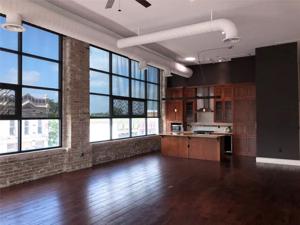 $2,100 | 110 West 2nd Street, Unit LOFT B, Taylor, TX 76574