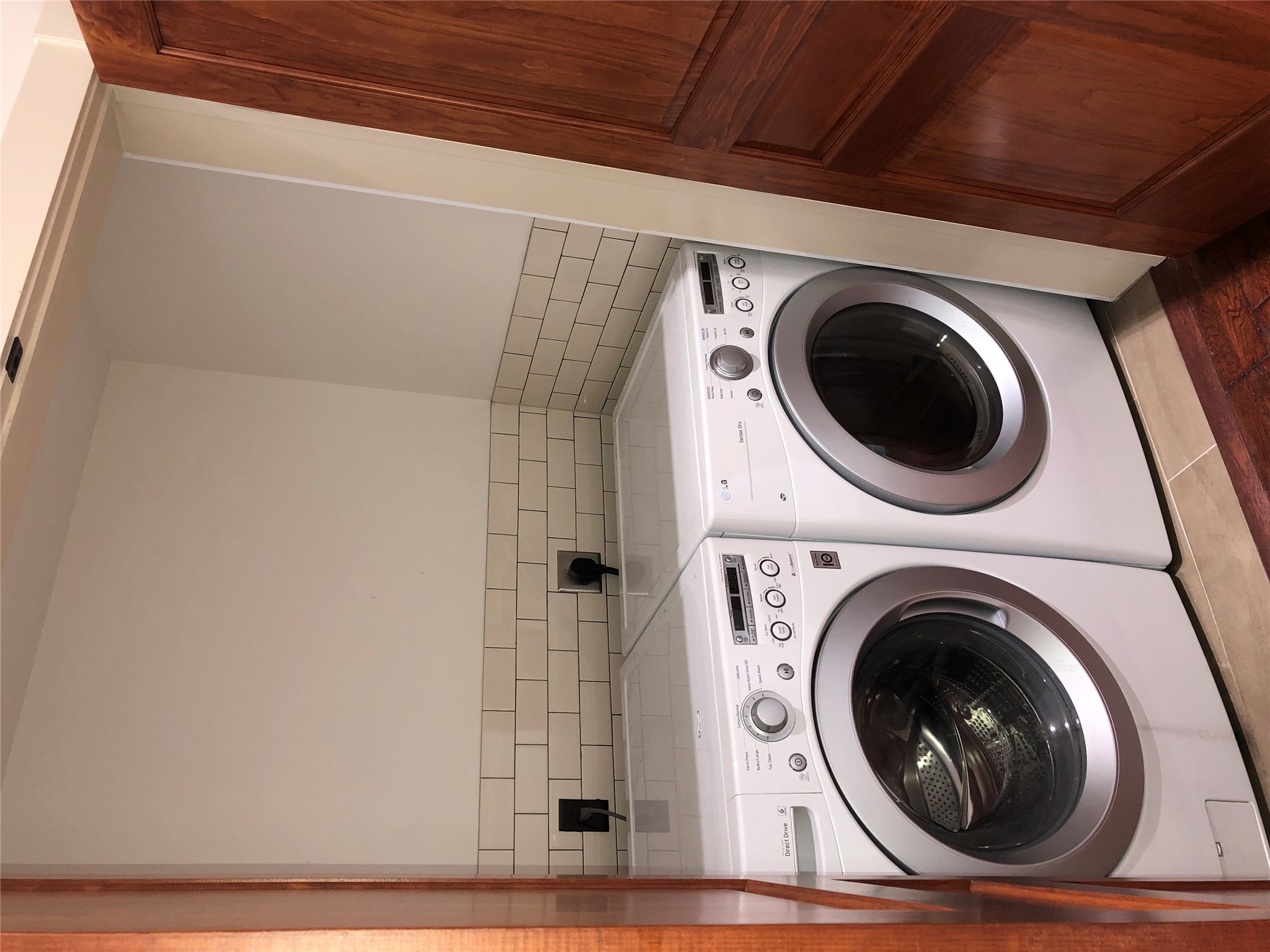 110 West 2nd Street, Unit LOFT B Taylor, TX 76574 - Photo 6 of 11 a utility room with dryer and washer