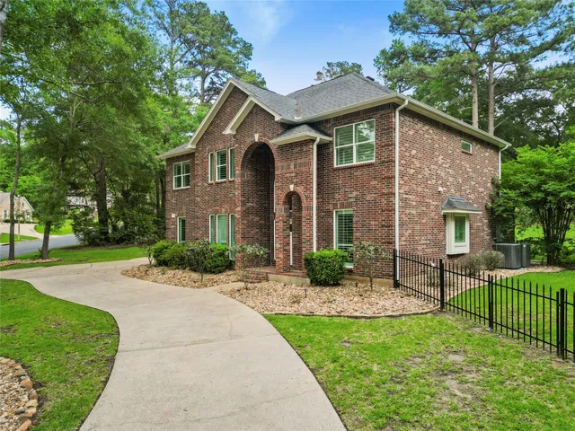 $500,000 | 300 Broadmoor Drive, Huntsville, TX 77340