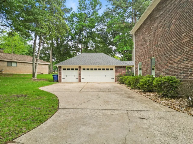 $500,000 | 300 Broadmoor Drive, Huntsville, TX 77340