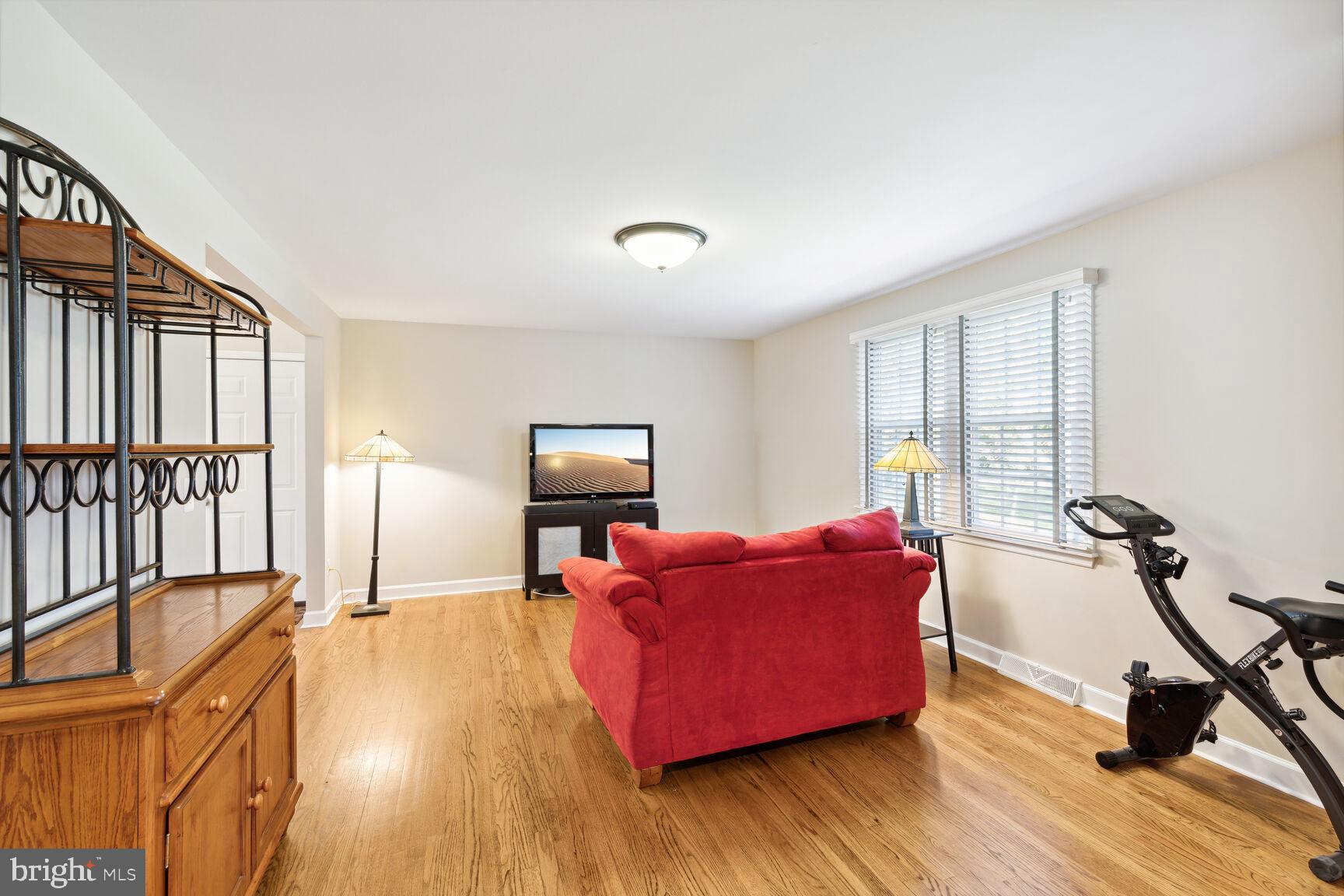 2238 Daisy Road Woodbine, MD 21797 - Photo 9 of 40 Living Room