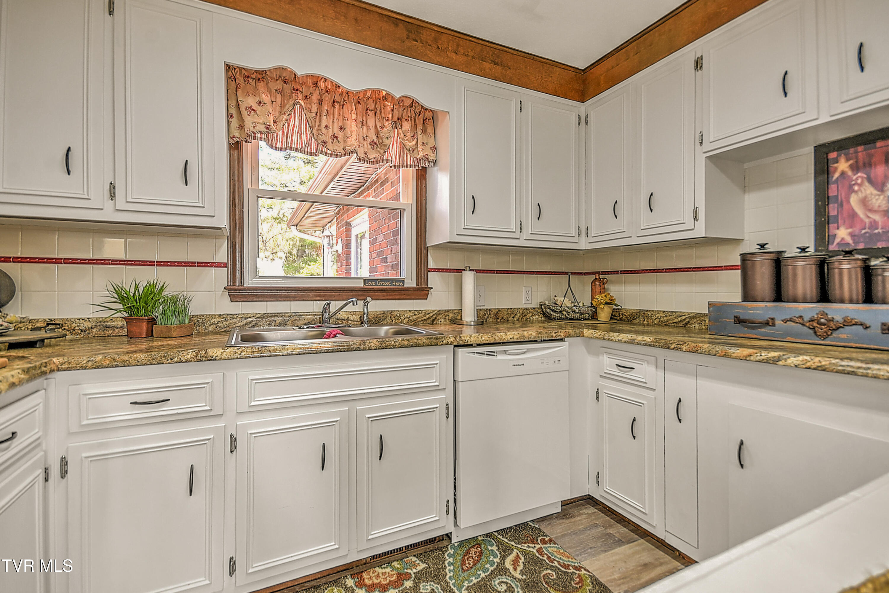 646 Meadow View Road Bristol, TN 37620 - Photo 19 of 53 646 Meadowview RE-23