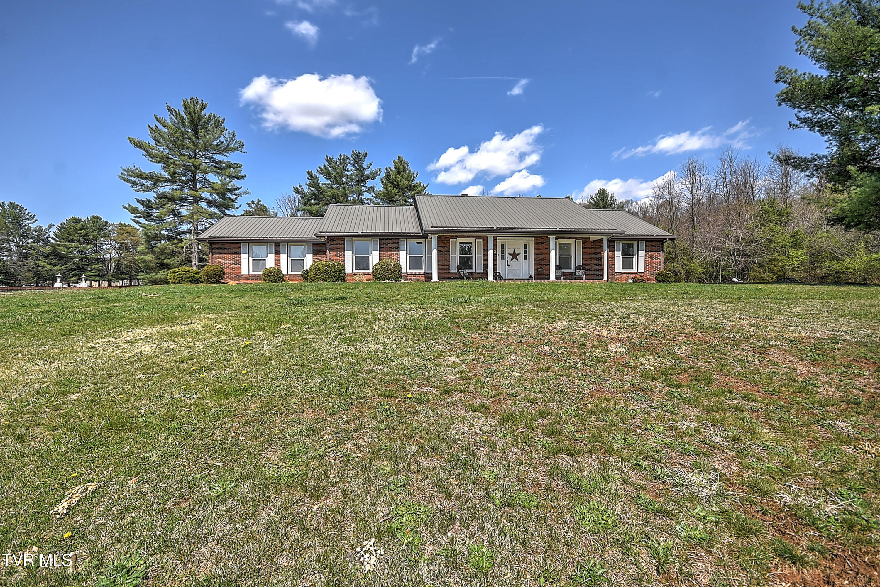 646 Meadow View Road Bristol, TN 37620 - Photo 2 of 53 646 Meadowview RE-2