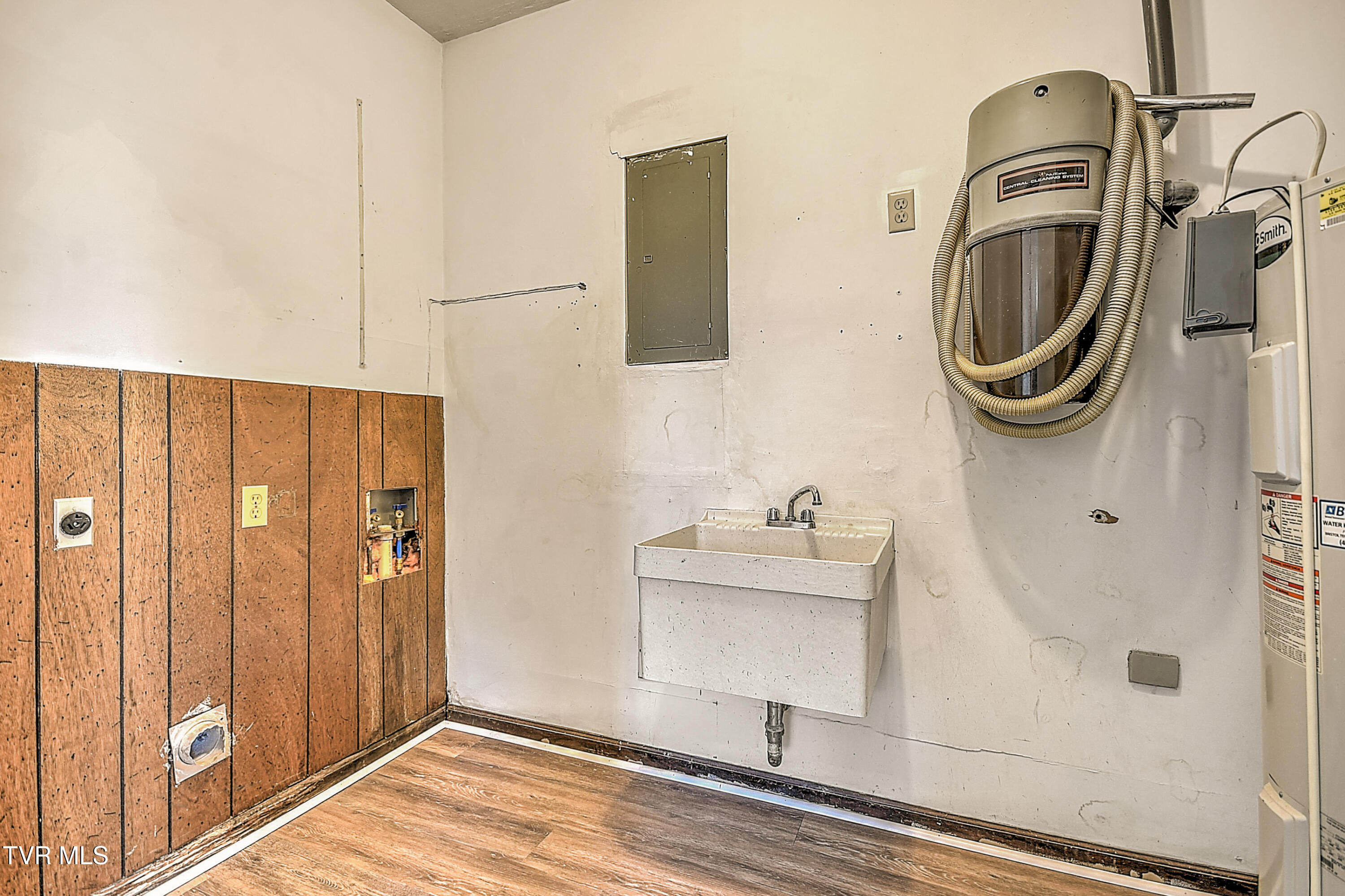 646 Meadow View Road Bristol, TN 37620 - Photo 29 of 53 646 Meadowview RE-33