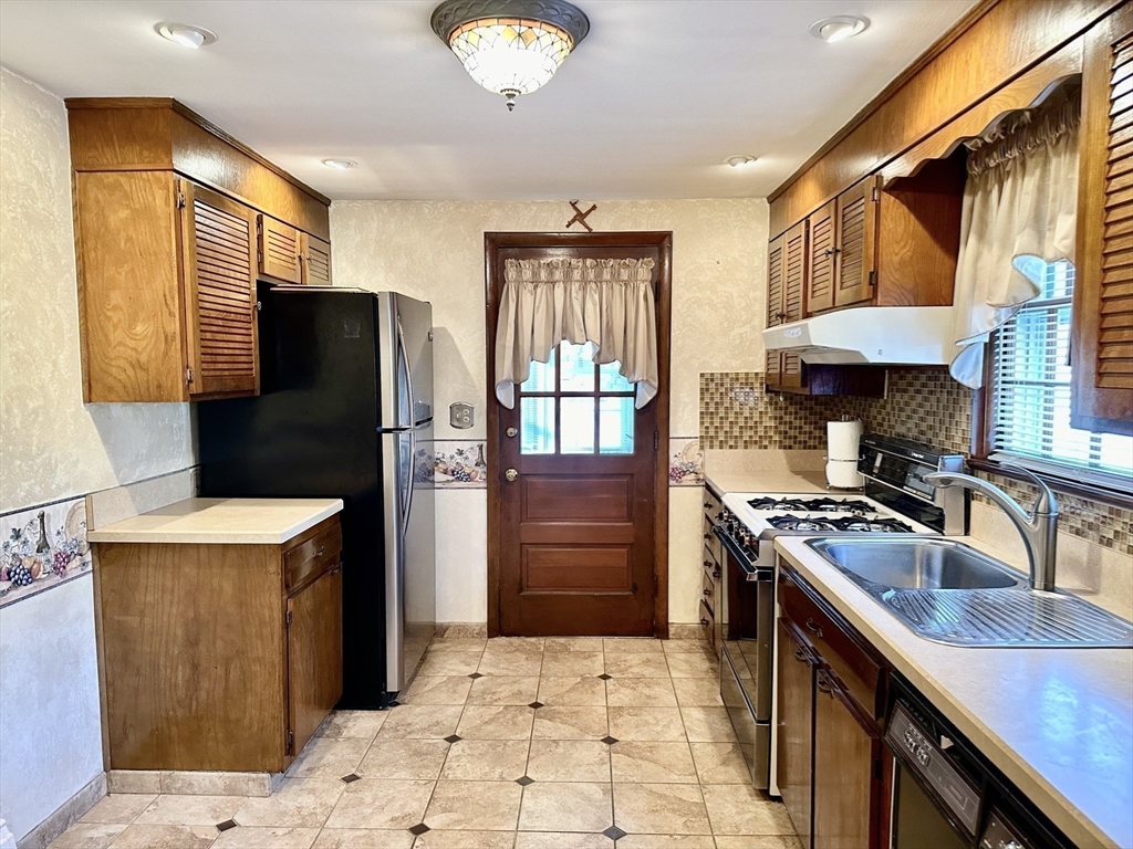 6 Montbatten Road Billerica, MA 01821 - Photo 4 of 22 a kitchen with a stove a refrigerator and a sink