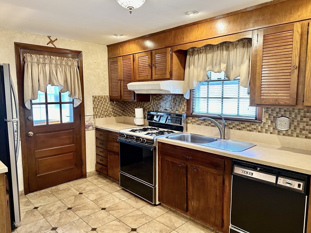 6 Montbatten Road Billerica, MA 01821 - Photo 5 of 22 a kitchen with stainless steel appliances granite countertop a sink stove and refrigerator