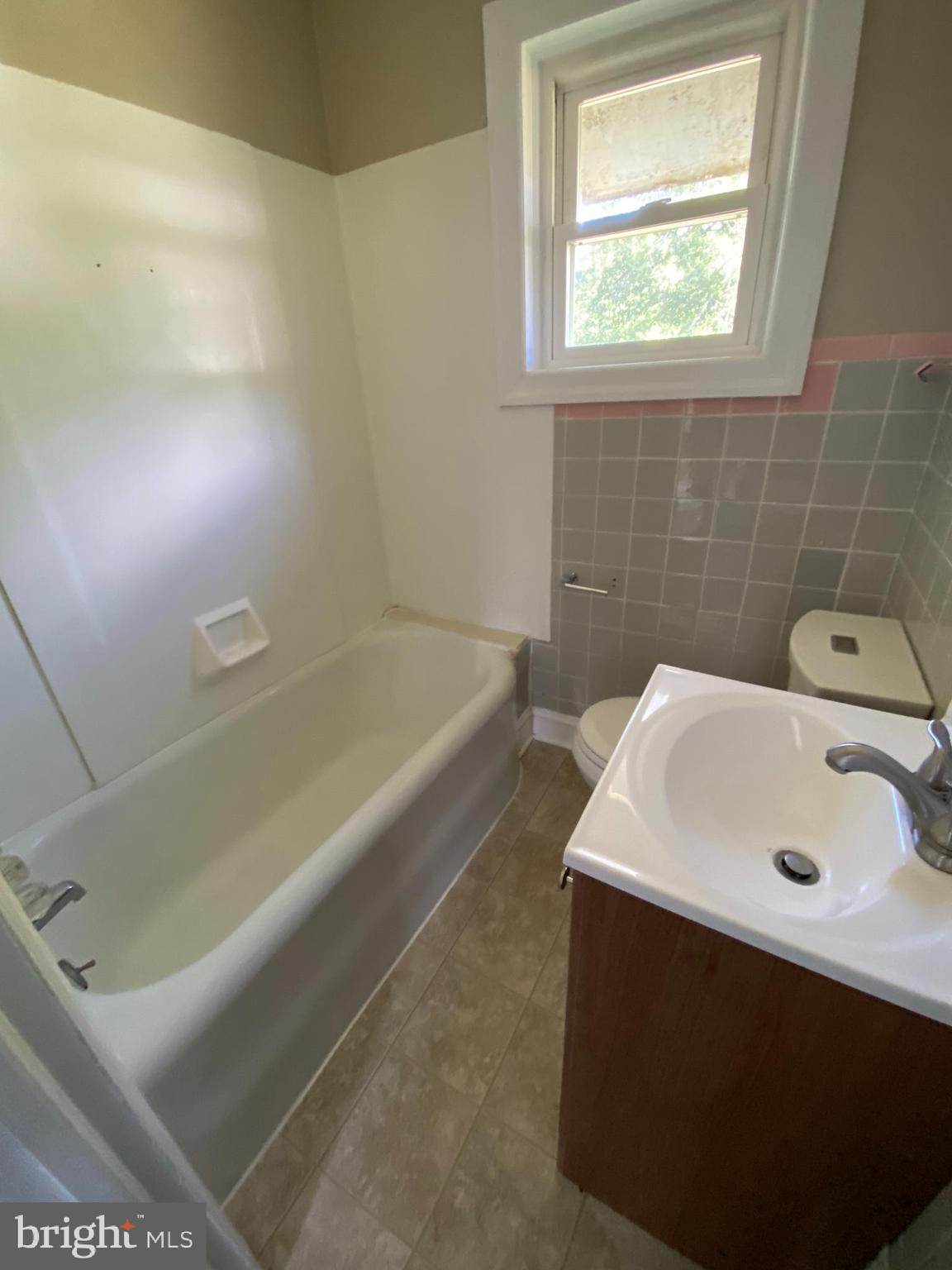 10 Meadow Road New Castle, DE 19720 - Photo 13 of 20 Bathroom