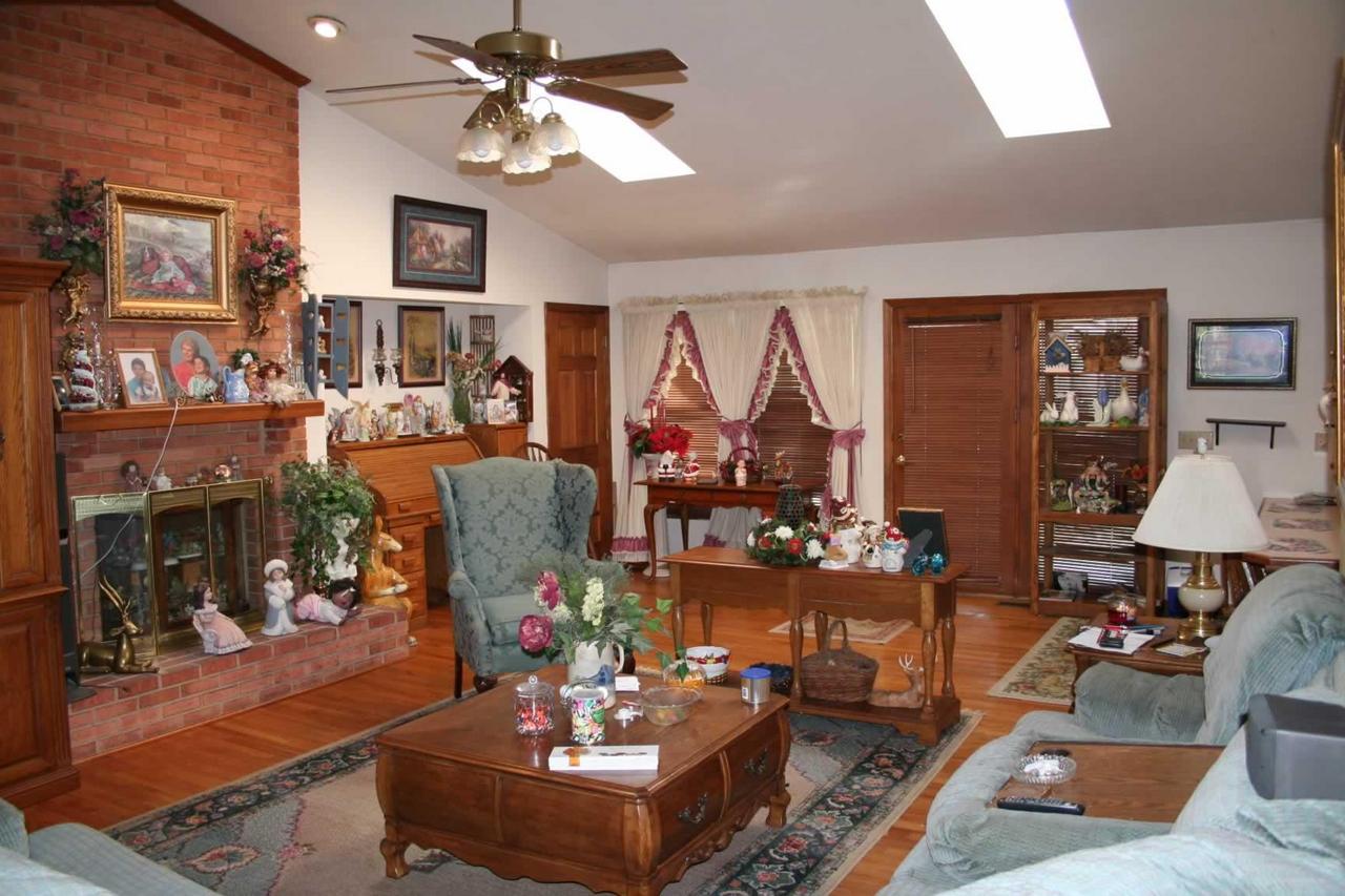 5090 Dan Robin Road Salem, VA 24153 - Photo 4 of 6 Family Room