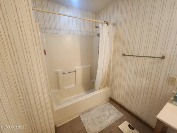 $1,975 | 13349 Lorraine Road, Biloxi, MS 39532