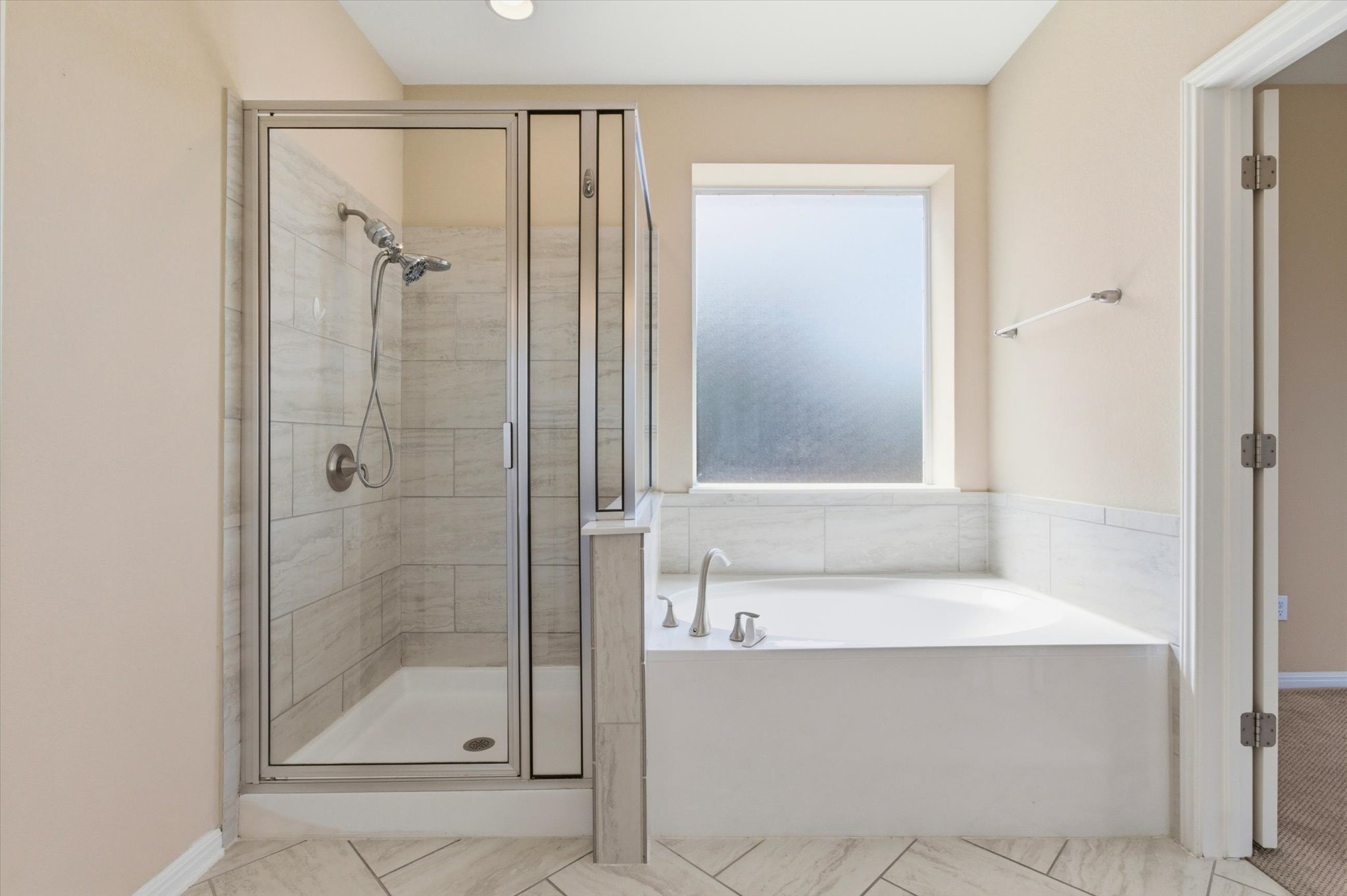 1511 Rimstone Drive Cedar Park, TX 78613 - Photo 21 of 39 Indulge in a tranquil bathing experience with this deep soaking tub and spacious walk-in shower.