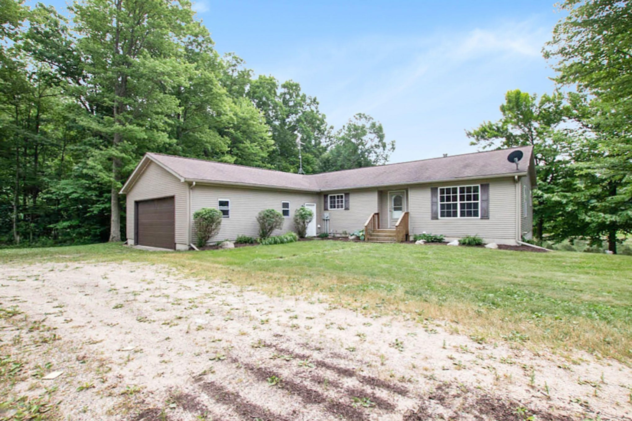 10354 North Backus Road Lakeview, MI 48850 - Photo 2 of 39 frontofhouse2