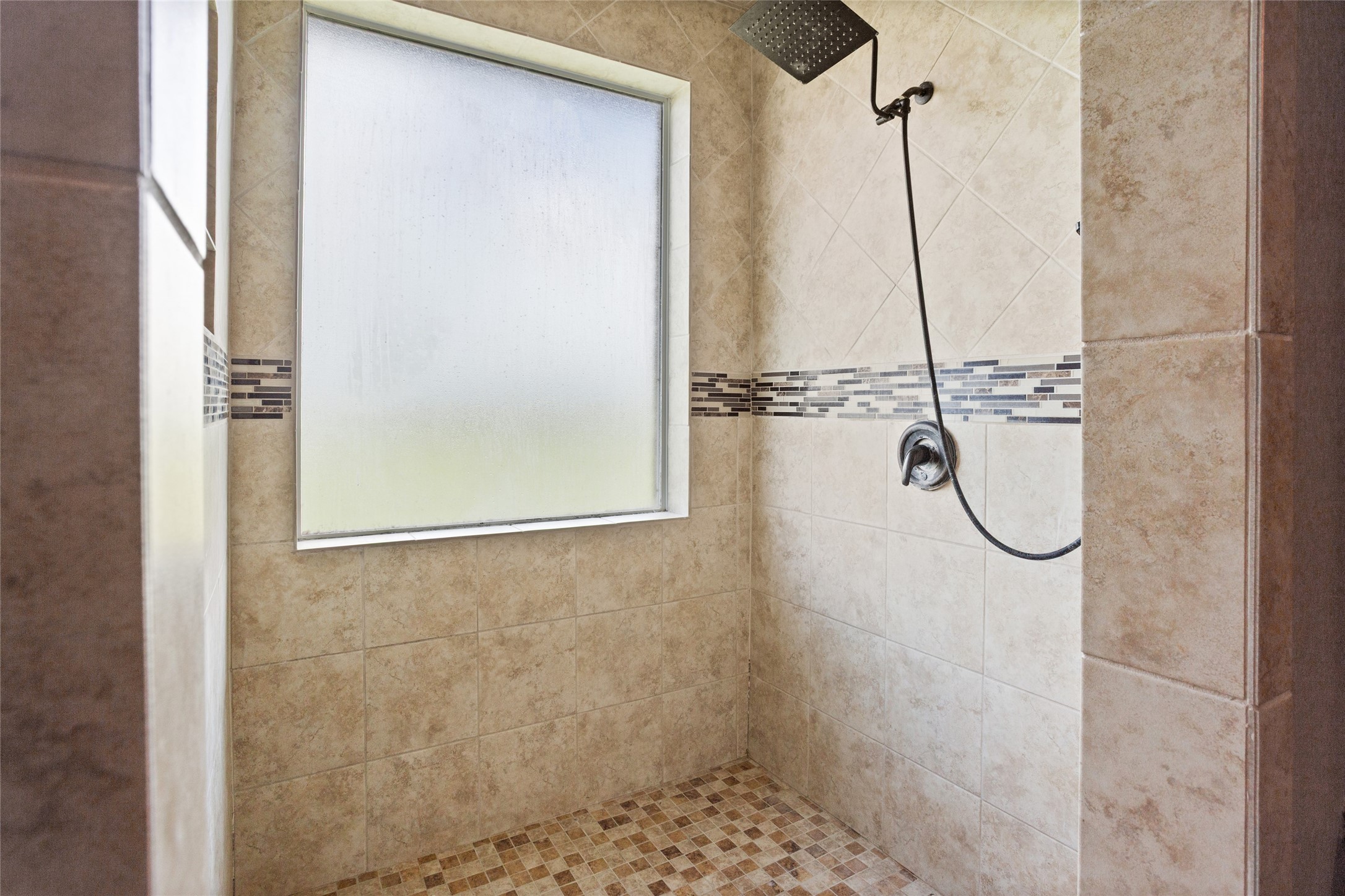 7842 Pebble Hill Lane Rosharon, TX 77583 - Photo 18 of 33 a bathroom with a glass shower door