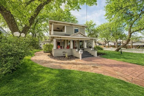 a view of a yard in front of house