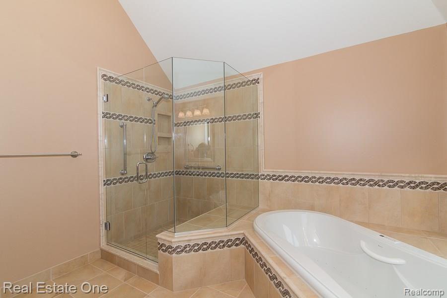 6376 Peach Tree Court Rochester, MI 48306 - Photo 13 of 27 Euro Shower in the Master Bath - FRESH!