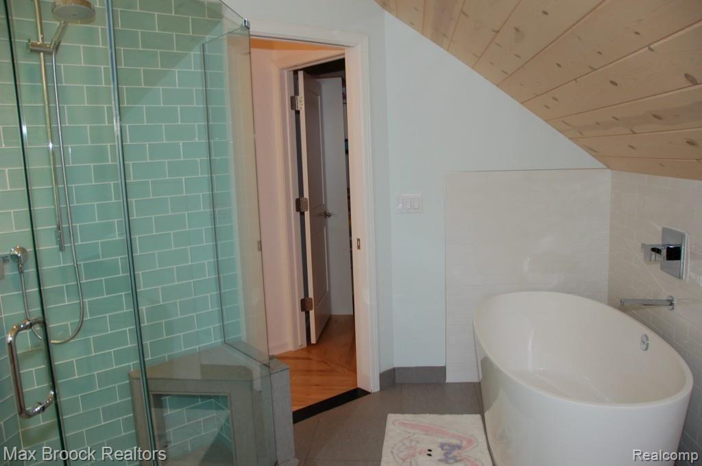 4745 Gallagher Road Rochester, MI 48306 - Photo 19 of 38 2nd Fl Suite Tub & Shower