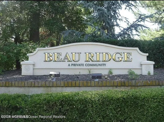 a sign broad on the side of a building