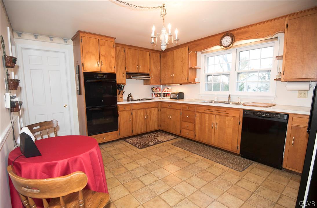 790 Wedgewood Road Bethlehem, PA 18017 - Photo 16 of 50 Spacious Eat-in Kitchen with Solid Wood Cabinets,
