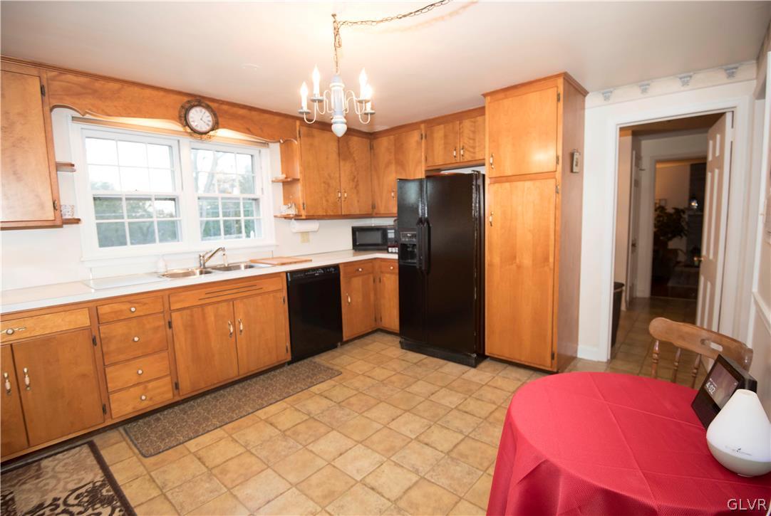 790 Wedgewood Road Bethlehem, PA 18017 - Photo 18 of 50 Spacious Kitchen with Solid Wood Cabinets and Blac