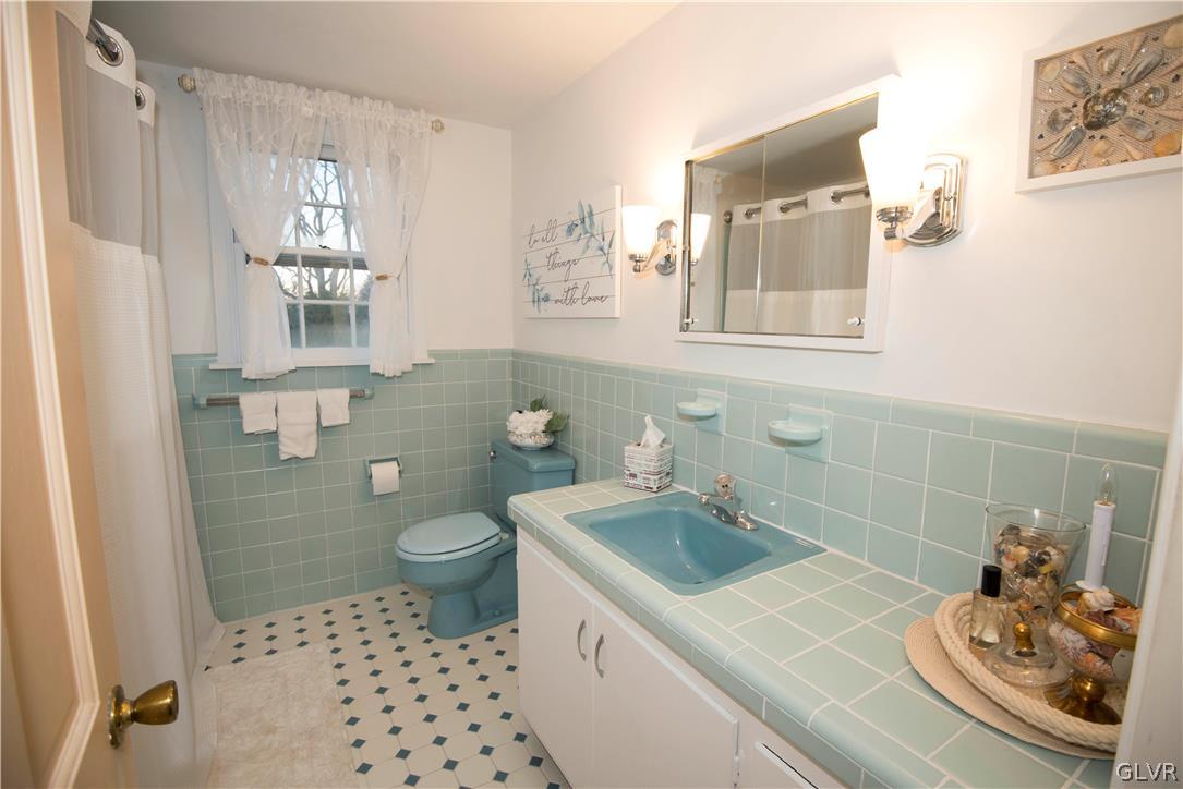790 Wedgewood Road Bethlehem, PA 18017 - Photo 35 of 50 Full Main Hall Bath