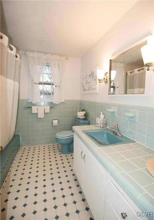 790 Wedgewood Road Bethlehem, PA 18017 - Photo 36 of 50 Full Main Hall Bath