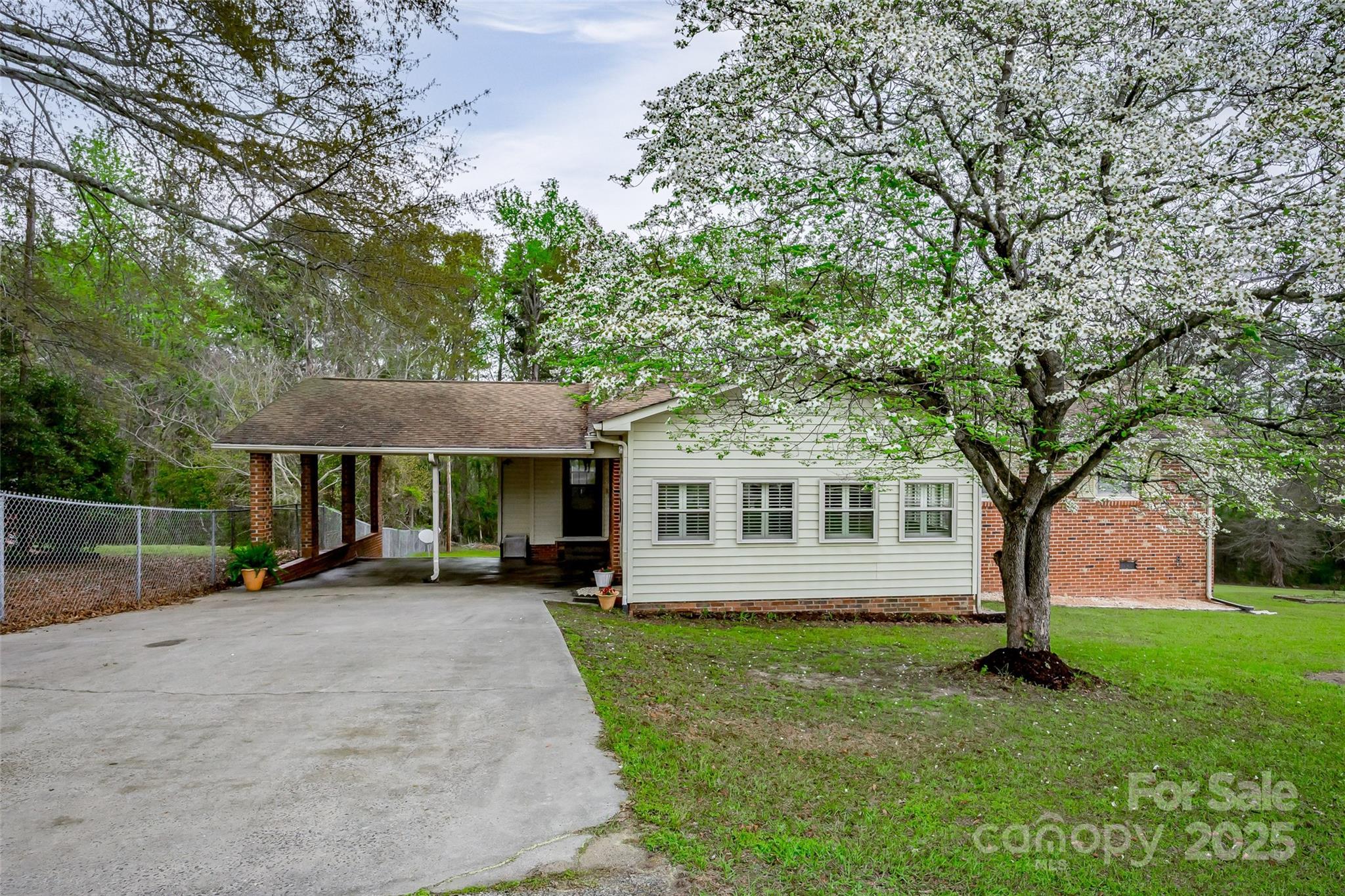 233 Raintree Road Great Falls, SC 29055 - Photo 4 of 41 Gallery Image 4
