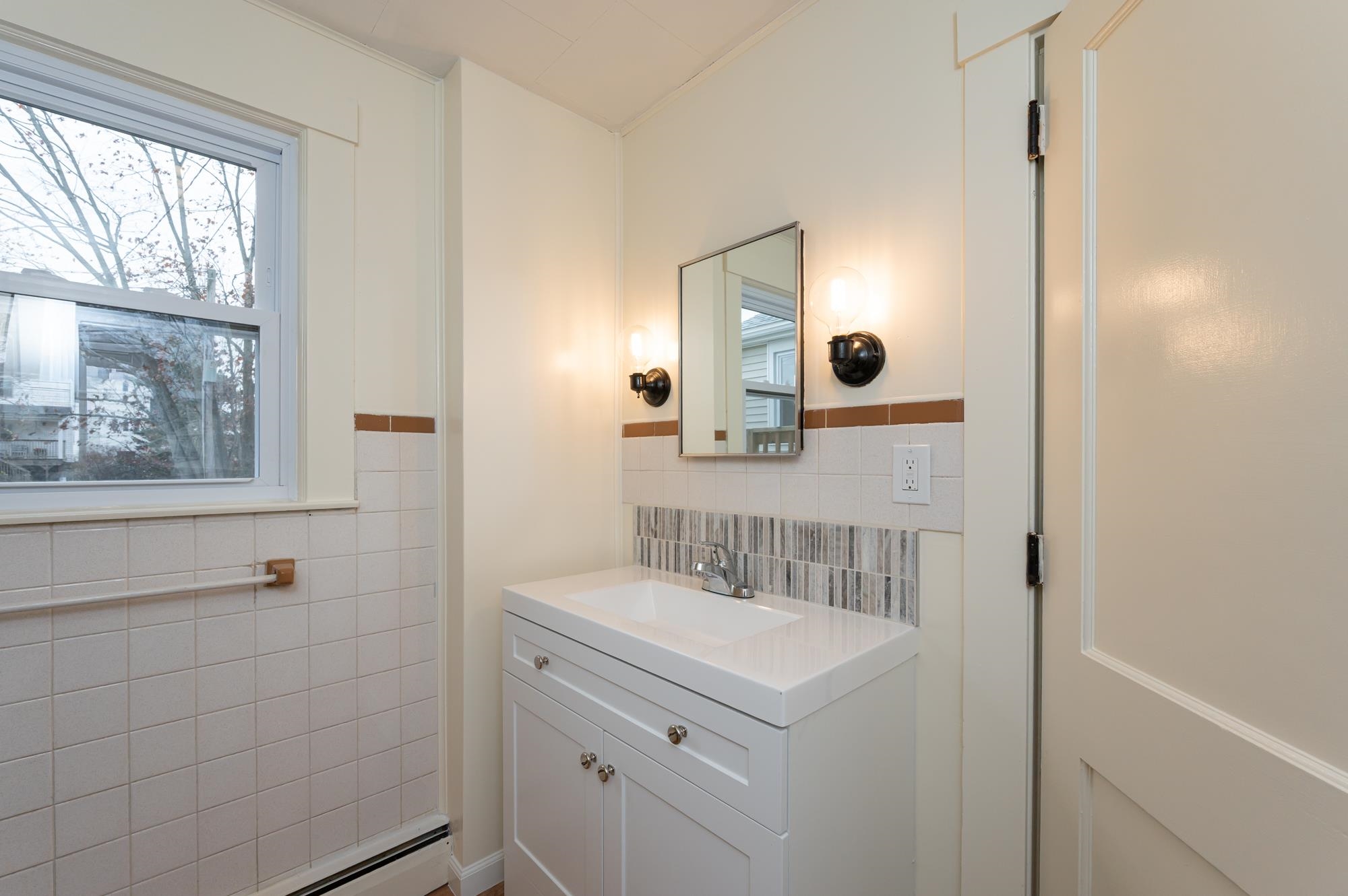 8 Laurel Street Derry, NH 03038 - Photo 10 of 43