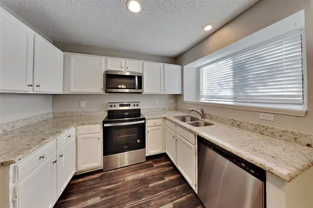 $1,895 | 404 Hemlock Drive, Arlington, TX 76018