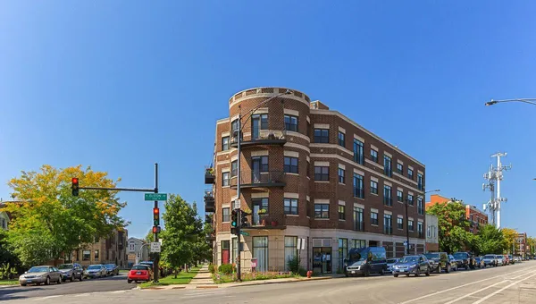 $475,000 | 3028 West Roscoe Street, Unit 406, Chicago, IL 60618