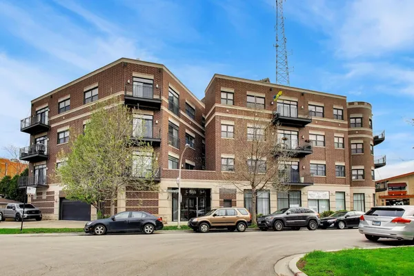 $475,000 | 3028 West Roscoe Street, Unit 406, Chicago, IL 60618