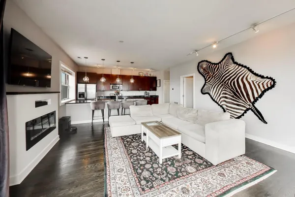 $475,000 | 3028 West Roscoe Street, Unit 406, Chicago, IL 60618