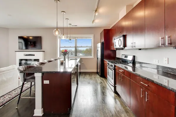 $475,000 | 3028 West Roscoe Street, Unit 406, Chicago, IL 60618
