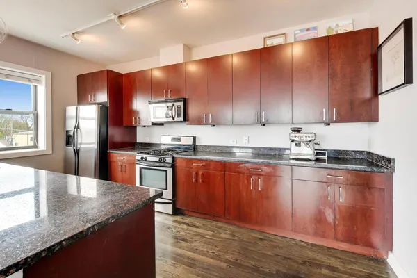 $475,000 | 3028 West Roscoe Street, Unit 406, Chicago, IL 60618