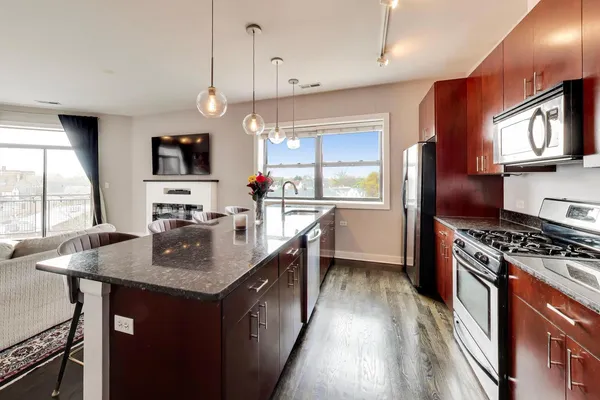 $475,000 | 3028 West Roscoe Street, Unit 406, Chicago, IL 60618