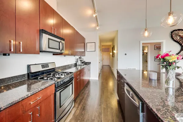 $475,000 | 3028 West Roscoe Street, Unit 406, Chicago, IL 60618