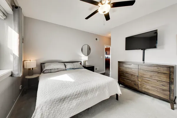 $475,000 | 3028 West Roscoe Street, Unit 406, Chicago, IL 60618