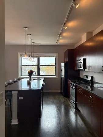 $475,000 | 3028 West Roscoe Street, Unit 406, Chicago, IL 60618