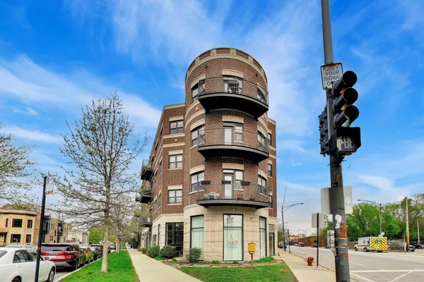 $475,000 | 3028 West Roscoe Street, Unit 406, Chicago, IL 60618