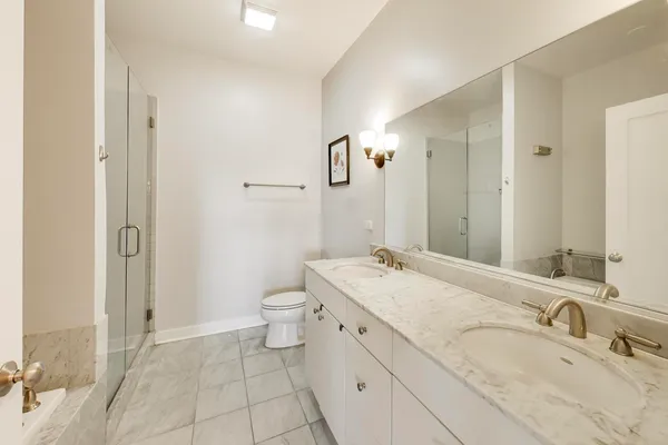 $475,000 | 3028 West Roscoe Street, Unit 406, Chicago, IL 60618