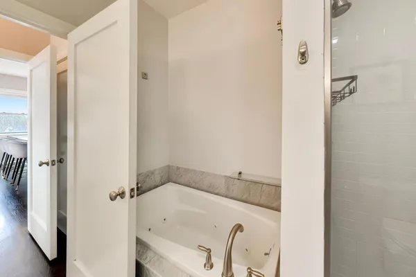 $475,000 | 3028 West Roscoe Street, Unit 406, Chicago, IL 60618