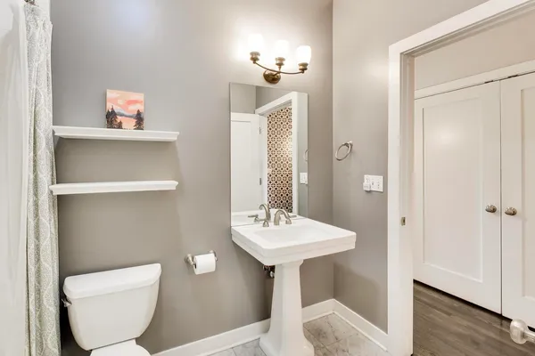 $475,000 | 3028 West Roscoe Street, Unit 406, Chicago, IL 60618
