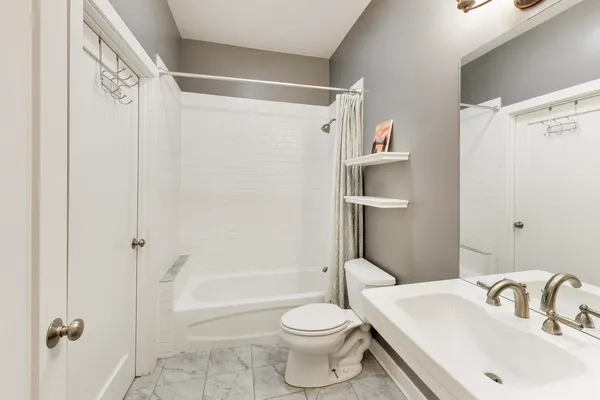 $475,000 | 3028 West Roscoe Street, Unit 406, Chicago, IL 60618