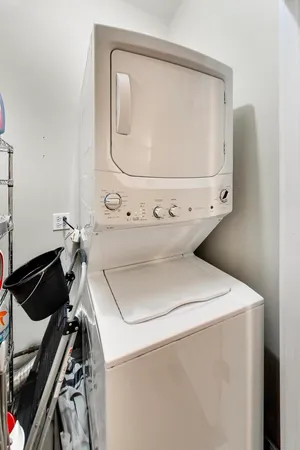 $475,000 | 3028 West Roscoe Street, Unit 406, Chicago, IL 60618