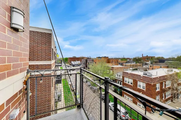 $475,000 | 3028 West Roscoe Street, Unit 406, Chicago, IL 60618