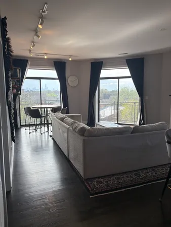 $475,000 | 3028 West Roscoe Street, Unit 406, Chicago, IL 60618