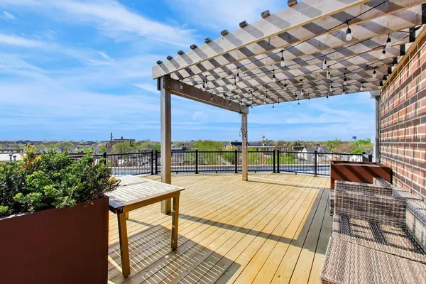 $475,000 | 3028 West Roscoe Street, Unit 406, Chicago, IL 60618