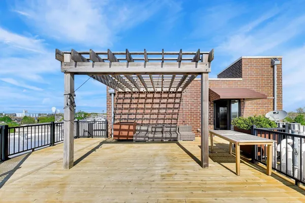 $475,000 | 3028 West Roscoe Street, Unit 406, Chicago, IL 60618