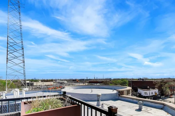 $475,000 | 3028 West Roscoe Street, Unit 406, Chicago, IL 60618