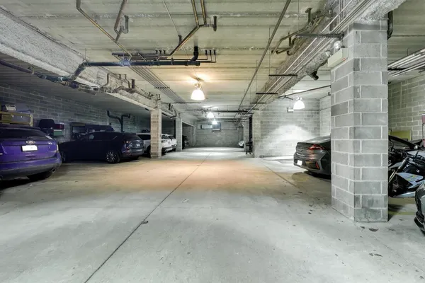 $475,000 | 3028 West Roscoe Street, Unit 406, Chicago, IL 60618